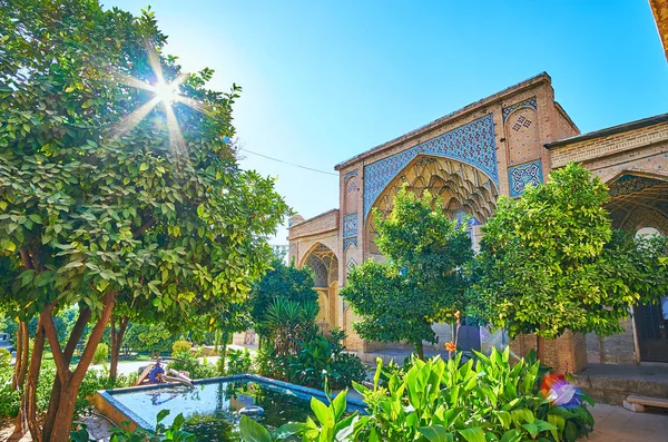 Sombría Corte Hafezieh Con Exuberante Vegetación Pequeña Piscina Pintorescos Edificios —  Fotos de Stock