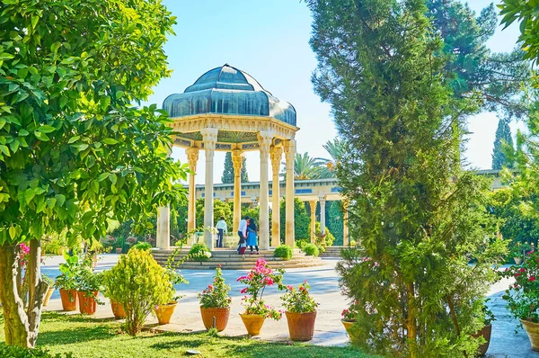 Scenic Alcove Hafez Tomb Carved Stone Columns Lush Greenery Mussala — Stock Photo, Image