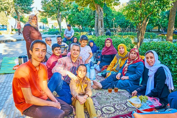 Shiraz Irán Octubre 2017 Gran Familia Iraní Con Niños Tradicional —  Fotos de Stock