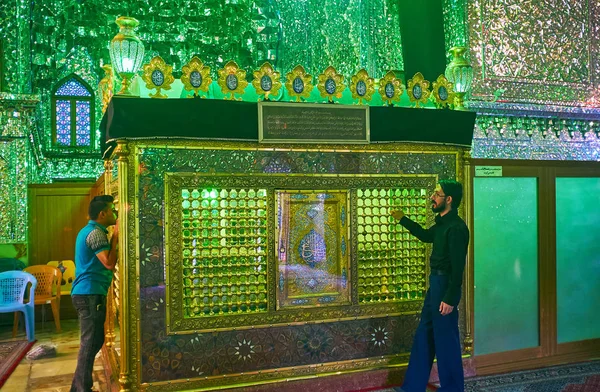 Şiraz, Iran - 12 Ekim 2017: Imamzadeh Ali Ibn Hamzeh içinde ayna salonu, kutsal tapınak, Shiraz, 12 Ekim tarihinde Türbesi, Müslüman kulları