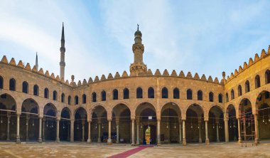 Cairo, Mısır - 21 Aralık 2017: Al-Nasır Muhammed Selahaddin Eyyubi Kalesi Camii üzerinde 21 Aralık Kahire'deki büyük Hipostil mahkeme salonları, ince sütunlar ve büyük taş duvarlar, sahiptir