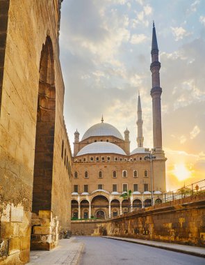 Selahaddin Eyyubi Kalesi taş duvarlar ve uzun boylu minare, Kahire, Mısır ile büyük Alabaster Camii ile Ortaçağ dar sokaklarında yürüyüş.