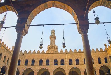 Al-Nasır Muhammed Camii arcade, taş duvar ve doğal görünümünden oyulmuş zikzak minare, Selahaddin Eyyubi Kalesi, Cairo, Mısır.