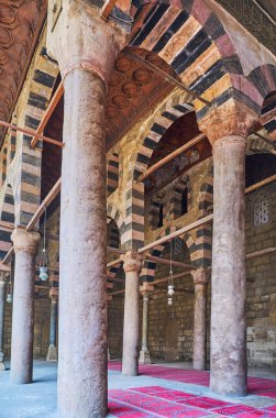 Cairo, Mısır - 21 Aralık 2017: Satırları eski Al-Nasır Muhammed Camii, Selahaddin Eyyubi Kalesi, avluda sütunlar üzerinde 21 Aralık Kahire'de taş