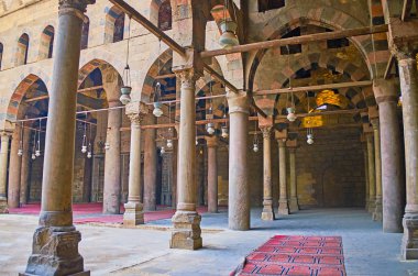 Cairo, Mısır - 21 Aralık 2017: Selahaddin Eyyubi Kalesi, 21 Aralık Kahire'de Al-Nasır Muhammed Camii avlu etrafında sütunlarla Galeri