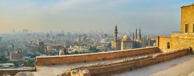 Selahaddin Eyyubi Kalesi dış duvarına görünümünden Al Rifai puslu konut Çeyrekli İslami Kahire Tarih ' ve Sultan Hassan cami günbatımı, Mısır üzerinde.