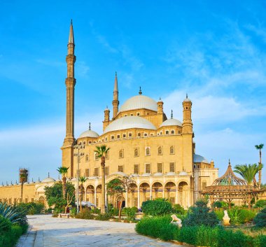 Yeşil bir bahçe Cairo Citadel büyük kaymaktaşı Camii, Mısır manzaralı arasında keyifli yürüyüş.