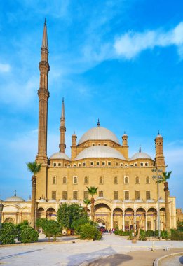 Cairo, Mısır - 21 Aralık 2017: içinde Bahçe, Selahaddin Eyyubi Kalesi büyük kubbe ve uzun boylu minare, Muhammed Ali (Alabaster) Camii Cephe Manzaralı 21 Aralık Kahire'de dinlenin