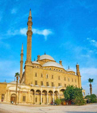 Osmanlı tarzı Alabaster (Muhammed Ali) Camii, Selahaddin Eyyubi Kalesi, Kahire, Mısır en önemli yerlerinden biri uzun boylu minare.