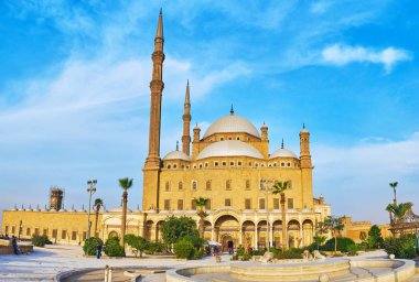 Cairo, Mısır - 21 Aralık 2017: Doğal taş aslan Çeşme içinde Bahçe, Selahaddin Eyyubi Kalesi arka planda üzerinde 21 Aralık Kahire'de Muhammed Ali (Alabaster) Camii manzaralı