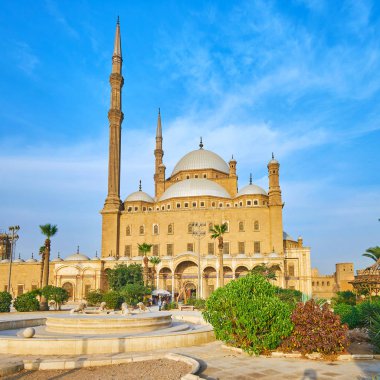 Kaymak gibi (Muhammed Ali) Camii, Selahaddin Eyyubi Kalesi manzaralı bahçe ile çevrili, uzun boylu avuç içi, kesilmiş çalılar, çiçek yatak ve aslan ile aile dinlenme için popüler bir yer Çeşme, Cairo, Mısır.