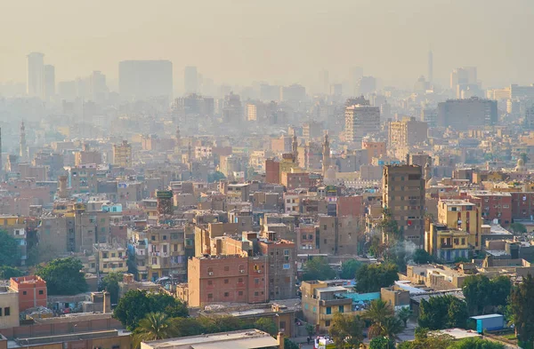 老开罗的日落天际线从萨拉丁城堡 Ahmar 阿赫马尔 城市中最贫穷的社区之一 具有众多的历史地标 — 图库照片