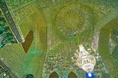 Şiraz, Iran - 12 Ekim 2017: Ayna parçaları karmaşık desen kubbe ve duvarlar, ayna salonu, Imamzadeh Ali Ibn tarık kutsal tapınak, Shiraz, 12 Ekim tarihinde süsle