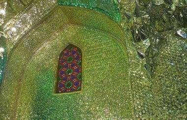 Şiraz, Iran - 12 Ekim 2017: İntericate ayna desen vitray pencere Arch, ayna salonu, Imamzadeh Ali Ibn tarık Tapınak, Shiraz, 12 Ekim tarihinde çevresinde