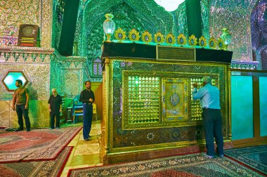 Şiraz, Iran - 12 Ekim 2017: Şii Müslüman kulları Türbesi, Imamzadeh Ali Ibn Hamzeh'kutsal tapınak, 12 Ekim Shiraz içinde ayna salonunda, dua