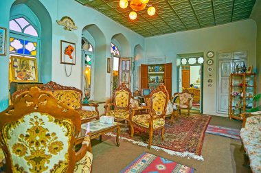 Şiraz, Iran - 14 Ekim 2017: Vintage klasik mobilya, geleneksel dekorlar ve 14 Ekim'de Shiraz içinde lezzetli İran mutfağı ile düz restoranda