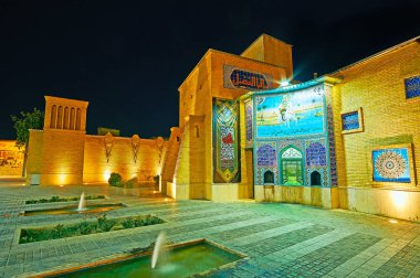 Şiraz, Iran - 14 Ekim 2017: Cephe geri yüklenen kompleks Farsça kaligrafi ile dekore edilmiş ve 14 Ekim'de Shiraz Mecmu'ul-Fadl el-Abbas, resim döşeli