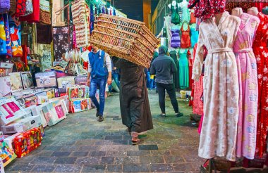 Cairo, Mısır - 21 Aralık 2017: Gözleme sokak satıcısı ile büyük boş sepet Al Muizz sokakta çarşı eski boyunca omuzlarında, 21 Aralık Kahire'de yürür.