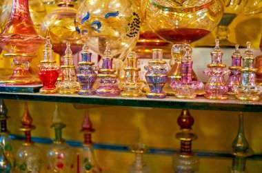Han El Khalili Bazaar, Kahire, Mısır Mısır bardak ahır güzel parfüm şişeleri.