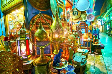 Arap geniş aralığı ışıklar, el yapımı metal lambalar ile doğal süs eşyaları, vitray avizeler ve ilginç Hatıra Eşyası olarak mağaza, Çarşısı Han El Halili, Cairo, Mısır.