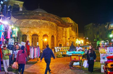 Cairo, Mısır - 21 Aralık 2017: Al Muizz sokakta yoğun pazar, alışveriş akşam Ortaçağ sabil-kuttab, Tusun paşa tezgahları, üzerinde 21 Aralık Kahire'de görülür.
