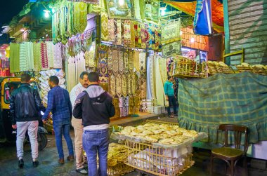 Cairo, Mısır - 21 Aralık 2017: Sokak satıcı ile gözleme sepetleri Al Muizz street, Kahire 21 Aralık tarihinde eski çarşı içinde.