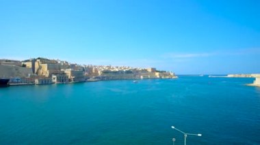 Geniş Valletta Grand korunmuş tahkimatı, tarihi yapıların, saraylar ve muhteşem kiliseler, Malta Ortaçağ kentlerle çevrili Harbour, izle.