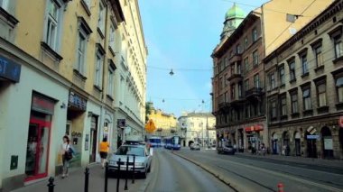  Krakow, Polonya - 21 Haziran 2018: Tarihi Stradomska sokak eski yapılardır ve mavi tramvay, 21 Haziran Krakow şehrinde meşgul yolda sürme.
