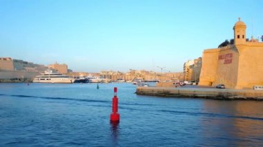 Senglea, Malta - 18 Haziran 2018: sur L-Isla ve fort St Angelo Birgu, üzerinde 18 Haziran Senglea boyunca Valletta Grand Harbour, cruise gün batımı sırasında keşfetmek.