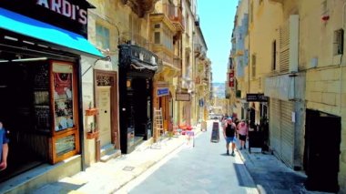 Valletta, Malta - 19 Haziran 2018: Çok sayıda mağazaları, sanat galerileri, küçük kafeler ve barlar üzerinde Haziran 19 Valletta başpiskoposlar street, ziyaret turist çekmek.