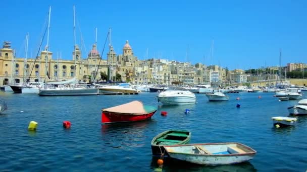 市内の海辺の遊歩道がのマリーナ Birgu Senglea 日の海 背後に見られている古い石造りの美しいヨットやボートのビューを開く Senglea マルタ 2018 — ストック動画