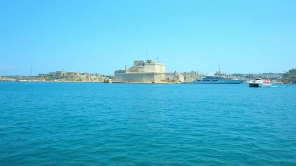 Βαλέτα Μάλτα Ιουνίου 2018 Επιβατηγό Οχηματαγωγό Πλοίο Πλέει Από Πόλη — Αρχείο Βίντεο