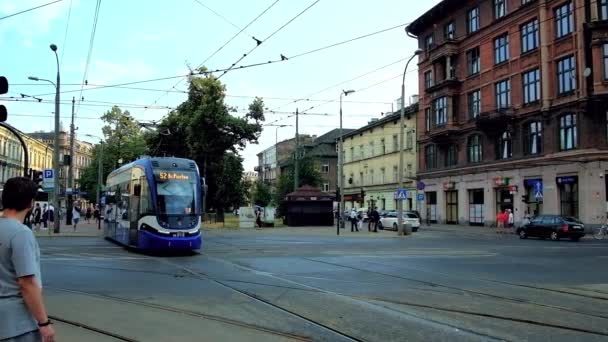 Krakow Polónia Junho 2018 Bondes Modernos Dirigem Longo Movimentada Avenida — Vídeo de Stock