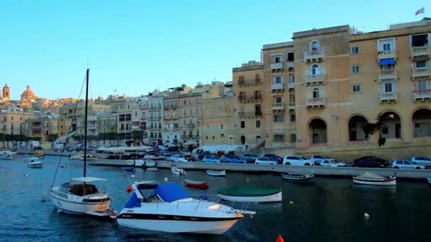 Senglea Malta June 2018 Yacht Trip Coast Isla Historic Edifices — Stock Video