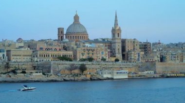 Kiliseler ve kuleleri, surlar ve Kuzey Limanı mavi saat, Malta tarihi Konakları ile eski Valletta çarpıcı manzarası.