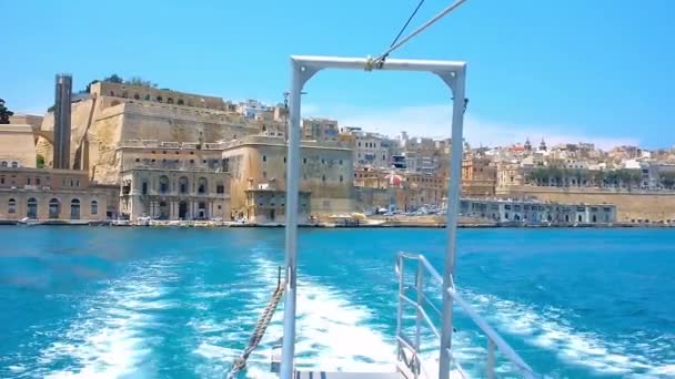 游艇之旅是最好的方式来享受中世纪城市瓦莱塔大桥从海上 观察令人惊叹的建筑和保存的地标 马耳他 — 图库视频影像
