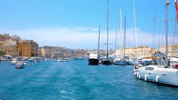 Birgu Malta Junio 2018 Observa Puerto Deportivo Vittoriosa Desde Mar — Vídeo de stock