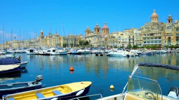 中世纪城市比尔古沿着马耳他海岸延伸 用游艇和船只观察维多利亚码头 — 图库视频影像