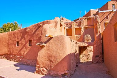 Tarihi dağ köyü olan Abyaneh, geleneksel adobe mimarisi, Iran için ünlü eski binalar.