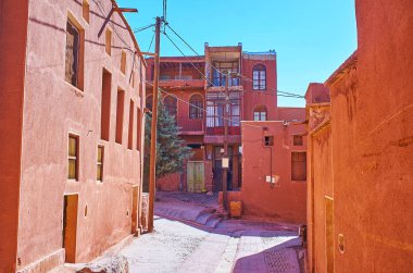 Merkezi sokak, geleneksel mimarisi ve korunmuş özgünlük, Abyaneh, Iran için ünlü tarihi kırmızı-aşı boyası Köyü.