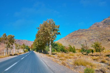Yeşillikler tarihi Abyaneh Köyü, Iran Karkas dağlarda çöl karayoluyla.