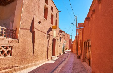 Dar dolambaçlı street, Iran eski kırmızı adobe evleri, Abyaneh Köyü, geleneksel ile kaplı.
