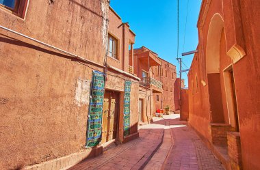 Yürüme Antik kırmızı-aşı boyası Köyü, Abyaneh - ünlü turistik nesne dar eğri sokak: Kashan, Iran bitişiğinde yer alan.