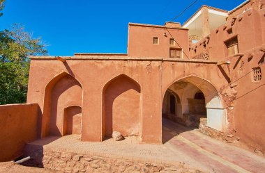 Dış Abyaneh, Iran tarihi kırmızı adobe köyde bulunan antik Harpak ateş Tapınağı.