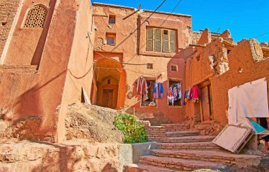 Abyaneh Köyü, Iran eski adobe evinde geleneksel yerel kıyafetleri geniş yelpazesi ile küçük giysi Dükkanı.