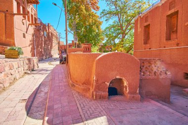 Abyaneh Teras dağ köyü kırmızı adobe evleri, yemyeşil yeşil bahçeler ve ilginç antik tarihi yerler, Iran ile eski sokak.