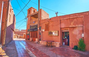 Abyaneh, Iran - 23 Ekim 2017: geleneksel Abyanaki giysiler, takılar ve Hediyelik eşya, 23 Ekim Abyaneh olarak üreten köy Porzadeh Camii komşuları ile küçük bir atölye