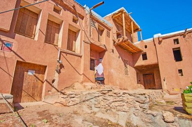 Abyaneh köyü Karkas Dağı, Iran yamaçta bulunan korunmuş kırmızı adobe evleriyle tipik sokak.