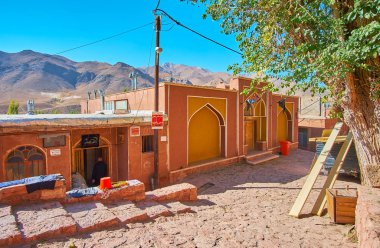 Abyaneh, Iran - 23 Ekim 2017: Karkas dağlar üzerinde 23 Ekim Abyaneh içinde arka planda manzaralı köyün kırmızı adobe binalar
