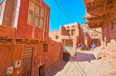 Abyaneh, Iran - 23 Ekim 2017: Turist sakin ol küçük açık kafe, içinde kırmızı adobe köyünün backstreet 23 Ekim Abyaneh içinde yer alan